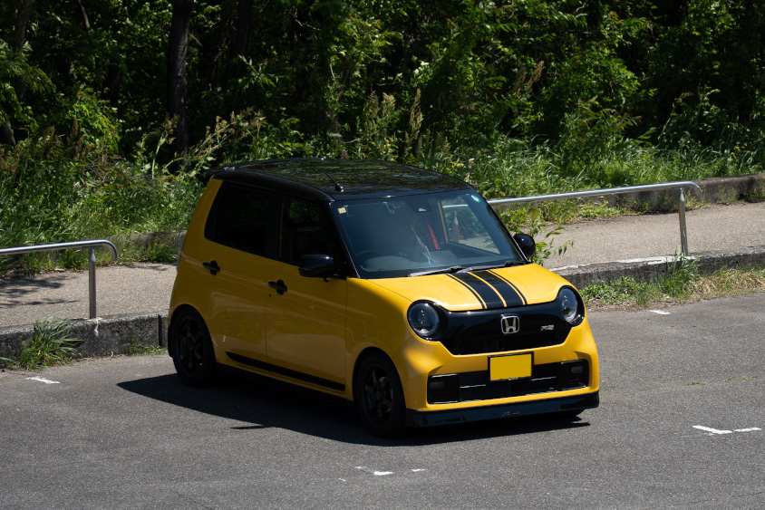 駐車場に止まっているホンダ・N-ONE