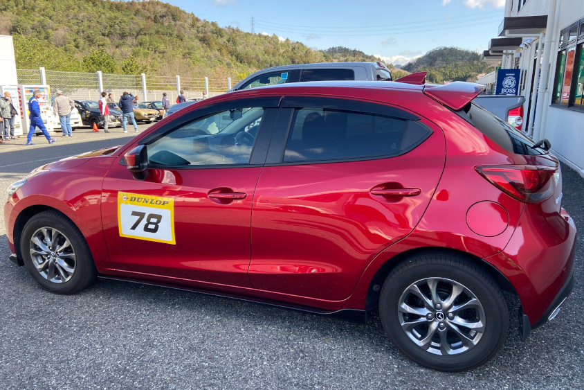 サーキットを訪れたマツダ・デミオ