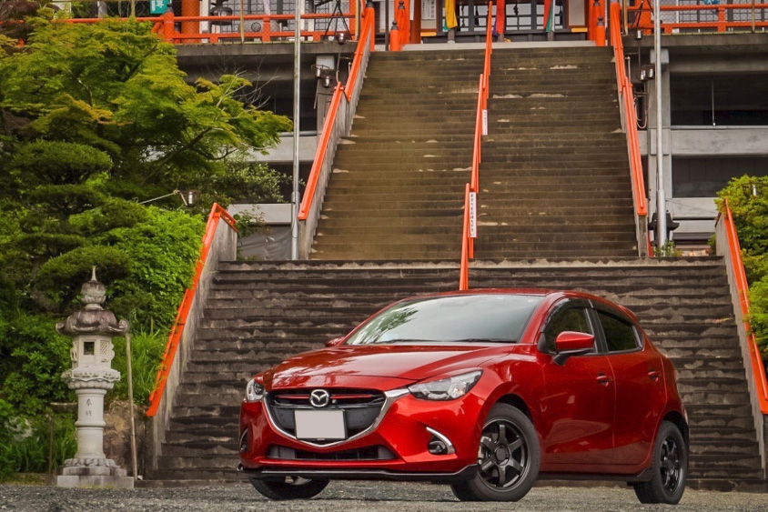 マツダ・デミオとお寺の階段
