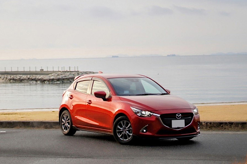 マツダ・デミオと海