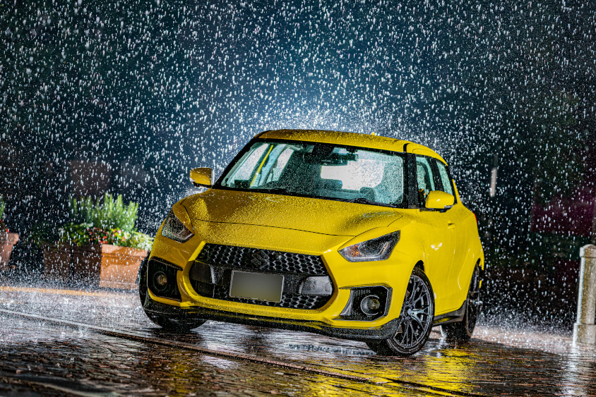 雨に打たれるスズキ・スイフトスポーツ