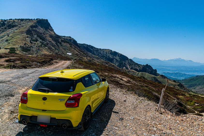 スズキ・スイフトスポーツと荒々しい山並み