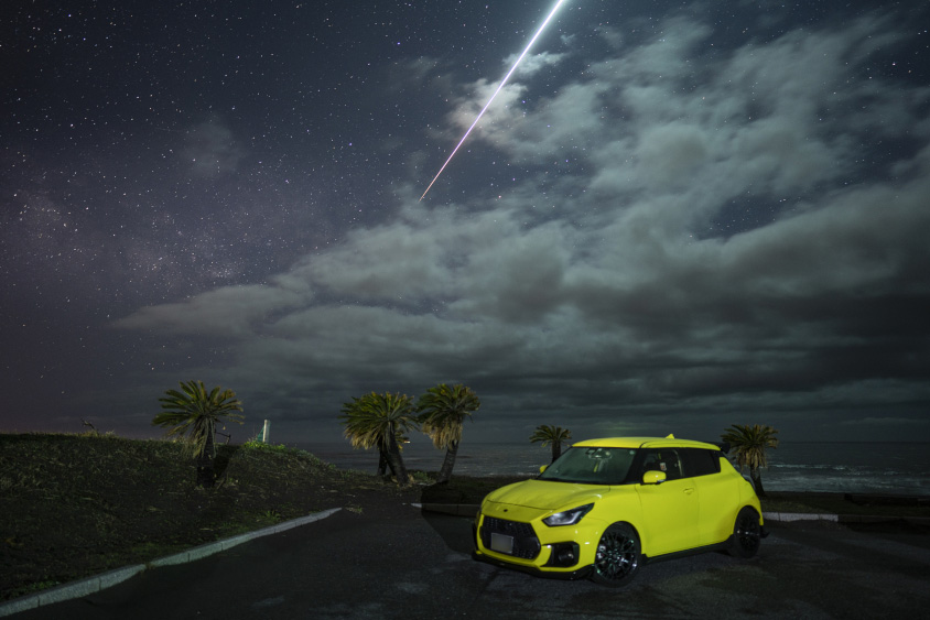 スズキ・スイフトスポーツと夜景