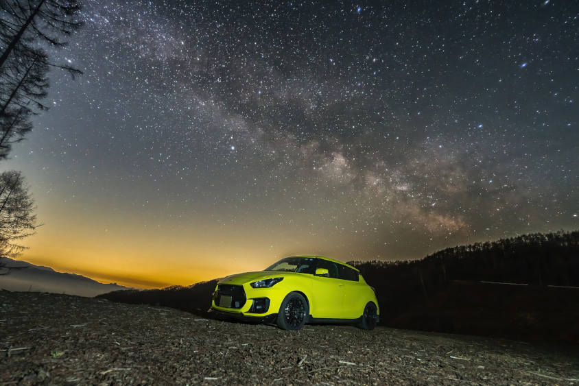 スズキ・スイフトスポーツと星空