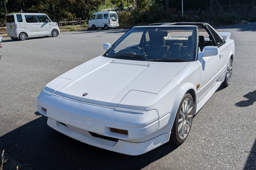 スーパーホワイトにオールペンしたトヨタ・MR2
