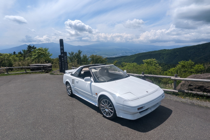 トヨタ・MR2と青空と山々