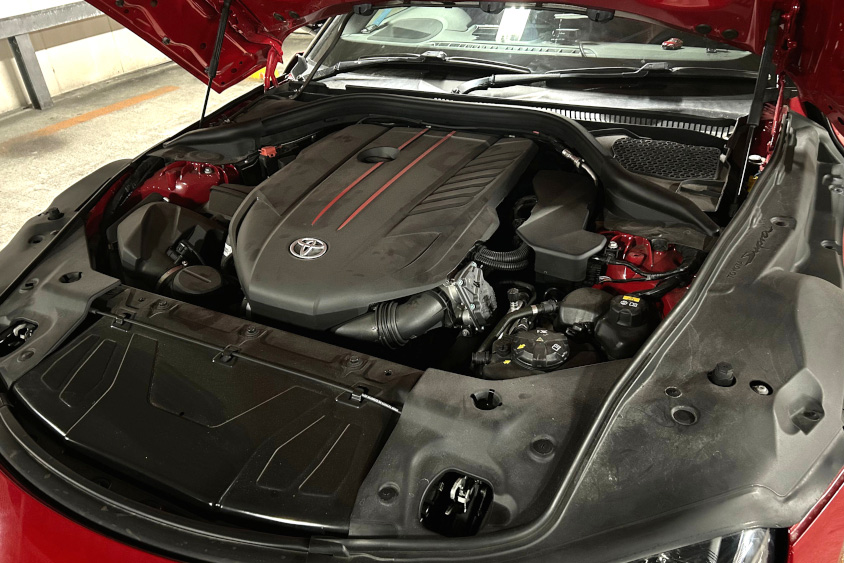 トヨタ・GRスープラのエンジンルーム