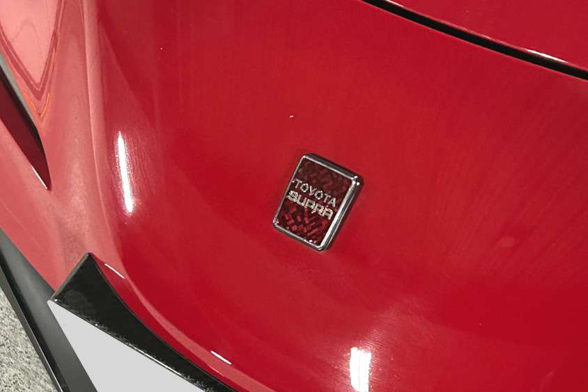 トヨタ・GRスープラに装着した70スープラのエンブレム
