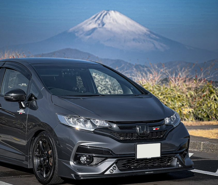 ホンダ・フィットと富士山