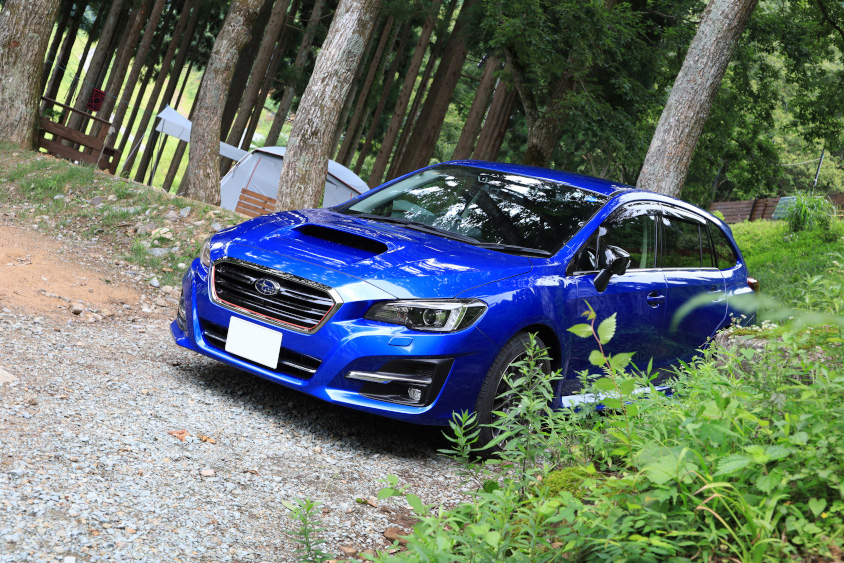 木々の中を走るレヴォーグスバル・レヴォーグ V-SPORT