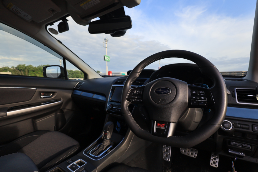スバル・レヴォーグ V-SPORTの運転席