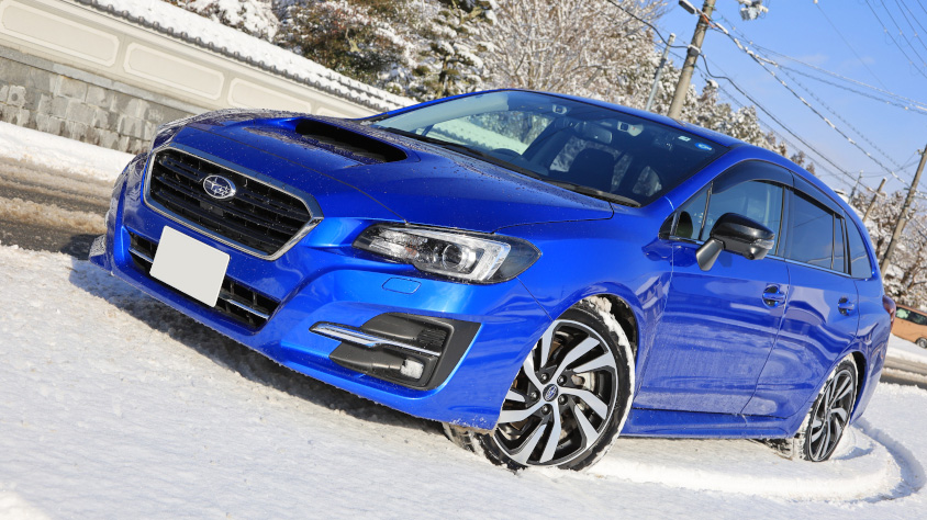 スバル・レヴォーグ V-SPORTと雪景色