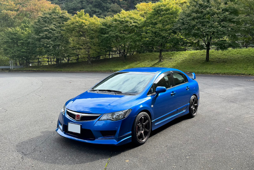 広場に止めたホンダ・シビックタイプR（FD2）