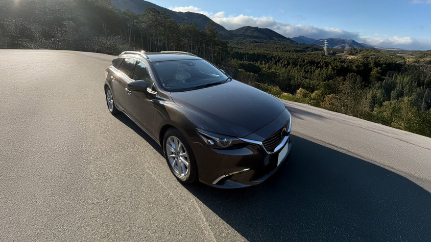 マツダ・アテンザワゴンと山の景色