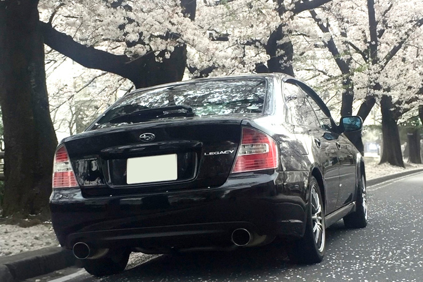 スバル・レガシィB4と桜