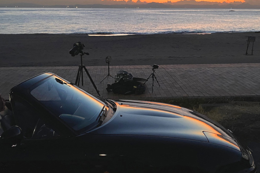 夕日に照らされるマツダ・ユーノスロードスターのボンネット