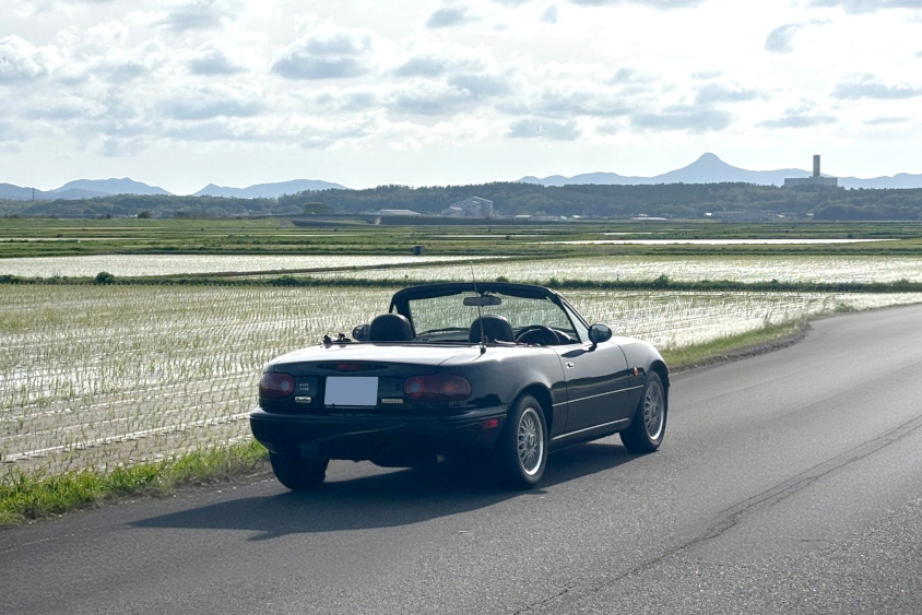 マツダ・ユーノスロードスターと田園風景