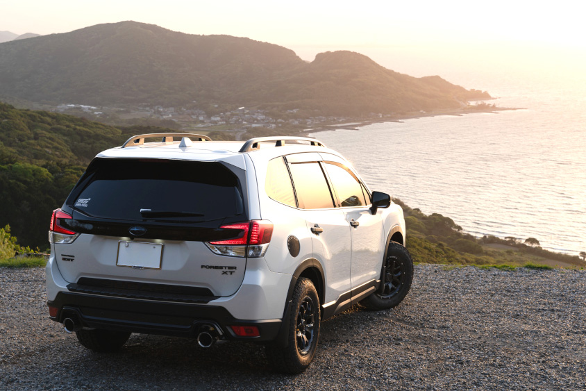 スバル・フォレスターと夕暮れの海