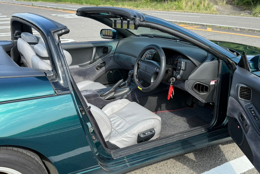 オープンにした日産・フェアレディZコンバーチブル（Z32）の運転席