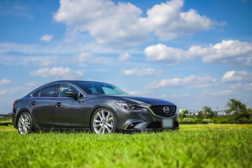 マツダ・アテンザと青空と緑