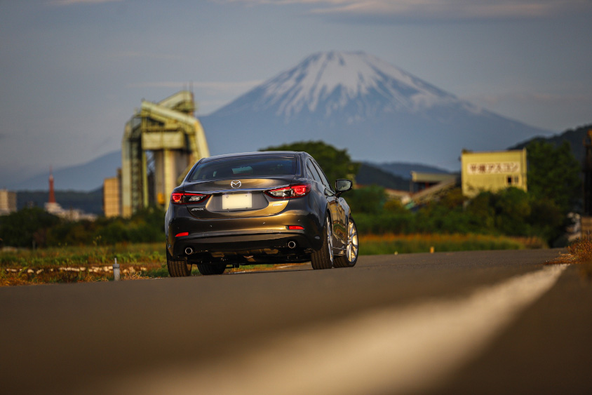 マツダ・アテンザと富士山