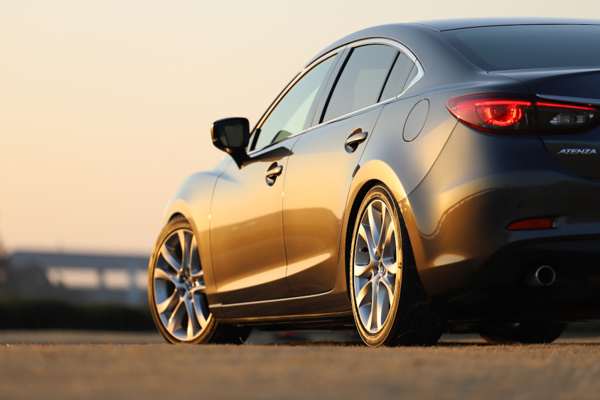 朝日に照らされるマツダ・アテンザ