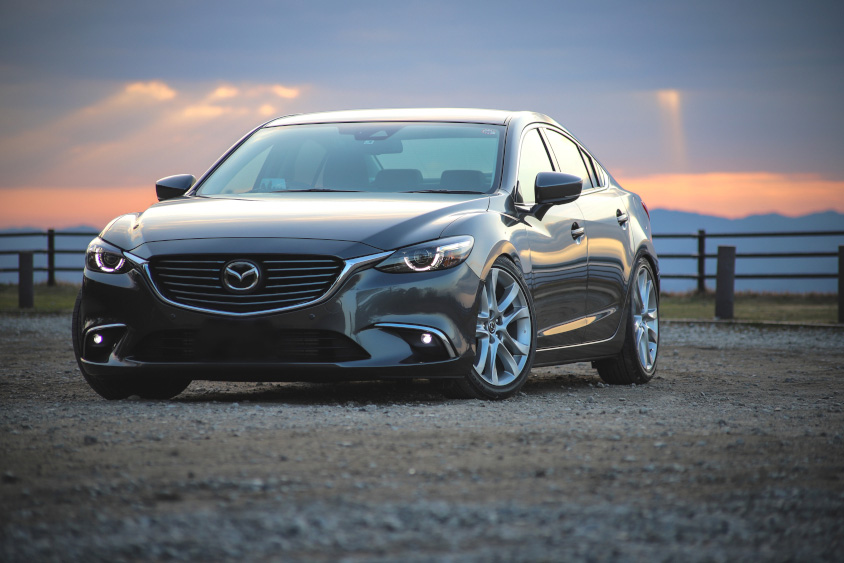 日の出前のマツダ・アテンザ