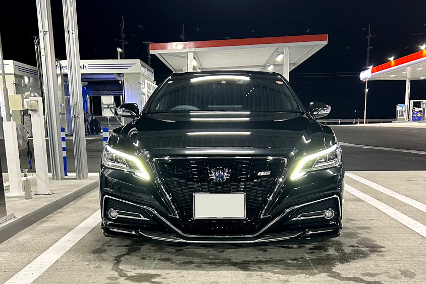 ガソリンスタンドとトヨタ・クラウンRS