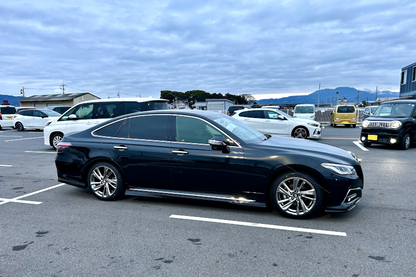 トヨタ・クラウンRSの右サイド