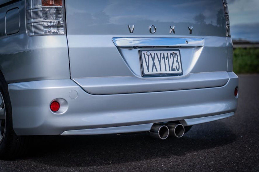 トヨタ・ヴォクシー(60系)に取り付けたバックドアスムージングガーニッシュ