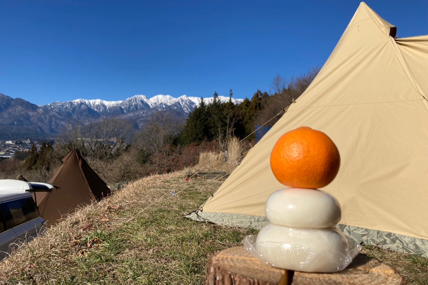 小高い丘でのキャンプと鏡餅