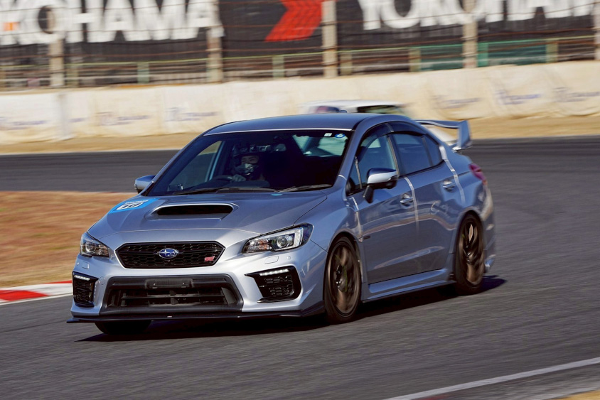 サーキットを走行するスバル・WRX STI TypeS