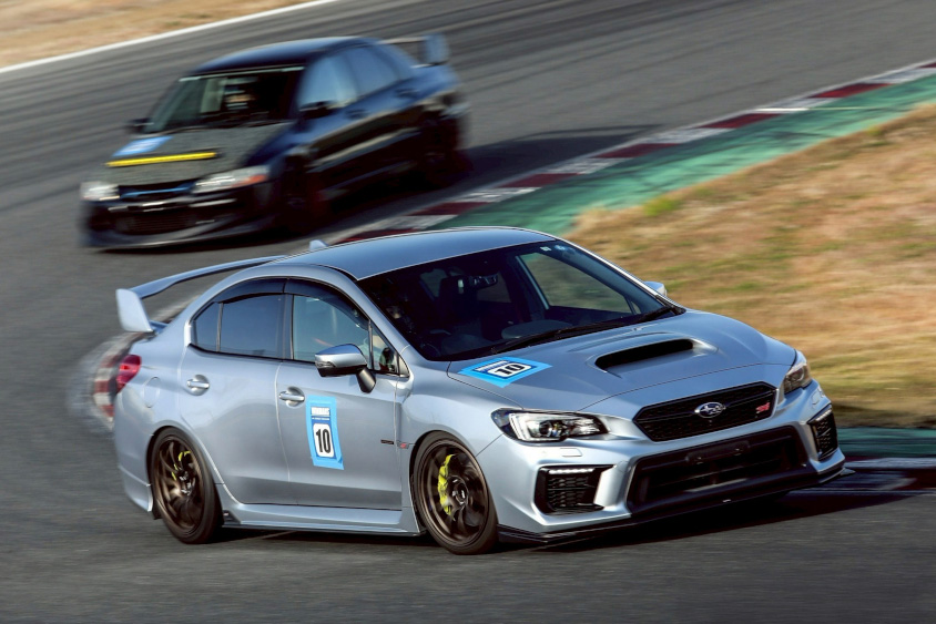 コーナリング中のスバル・WRX STI TypeS