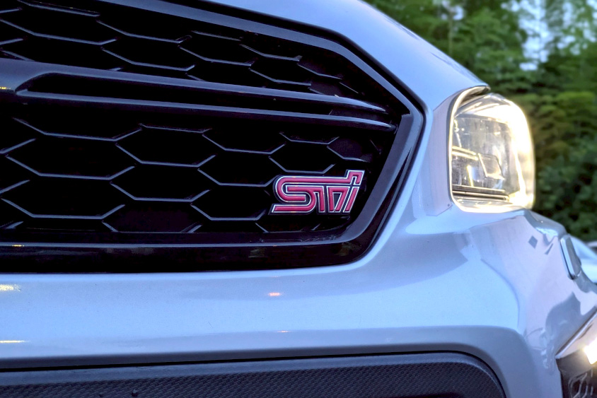 スバル・WRX STI TypeSのグリルの「STI」エンブレム