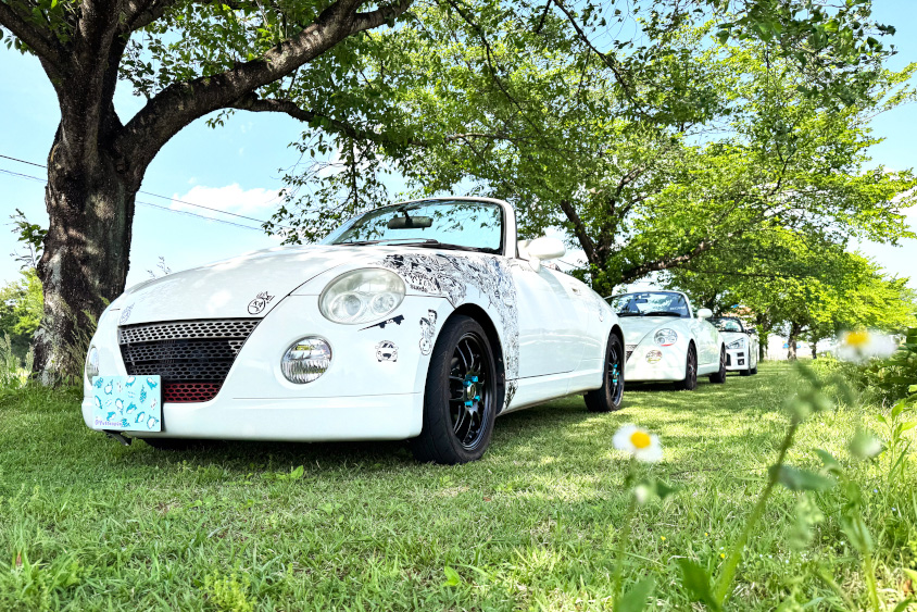 緑の風景とダイハツ・コペン