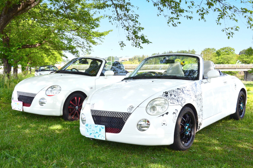 2台並んだダイハツ・コペン