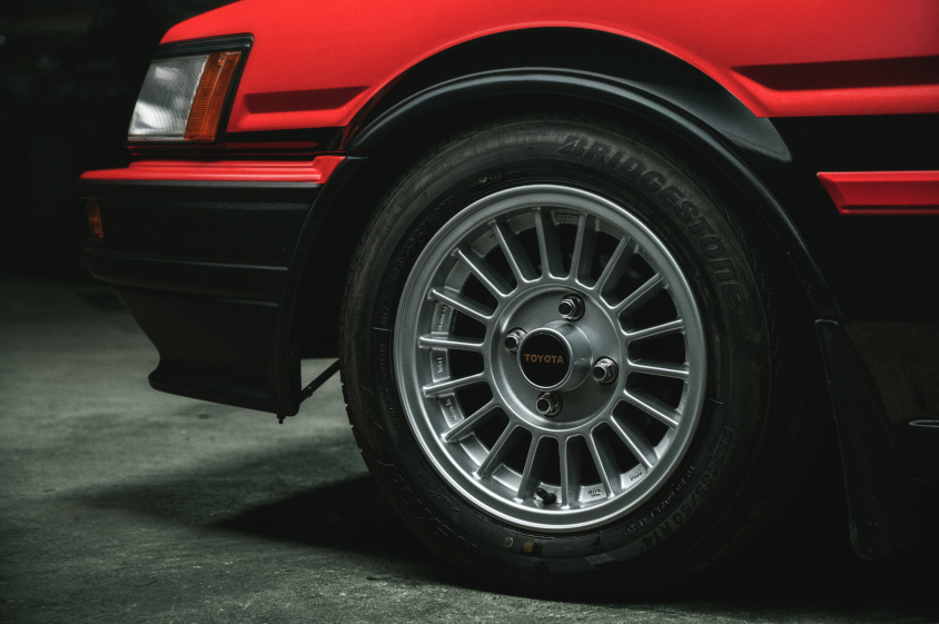 トヨタ・カローラレビン（AE86）の左フロントタイヤ