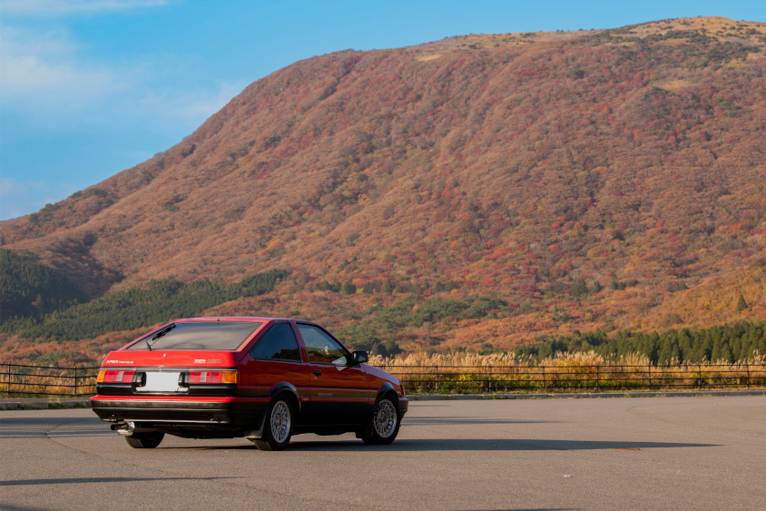 トヨタ・カローラレビン（AE86）のリヤと山
