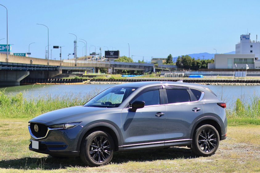 河原で撮影したマツダ・CX-5
