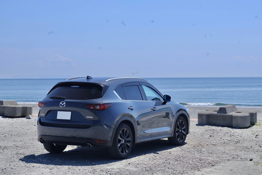 マツダ・CX-5のリヤと海