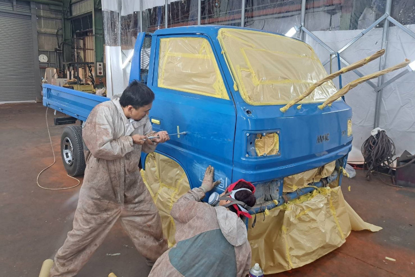 三菱ふそう・キャンターをカスタムしている様子