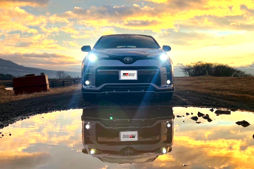 トヨタ・C-HRと夕焼けのリフレクション