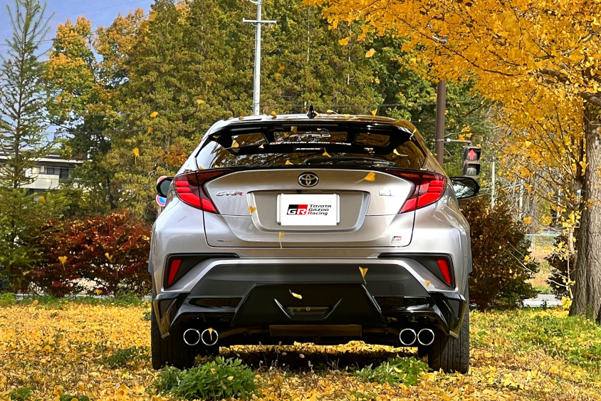 トヨタ・C-HR GR SPORTのリヤと紅葉