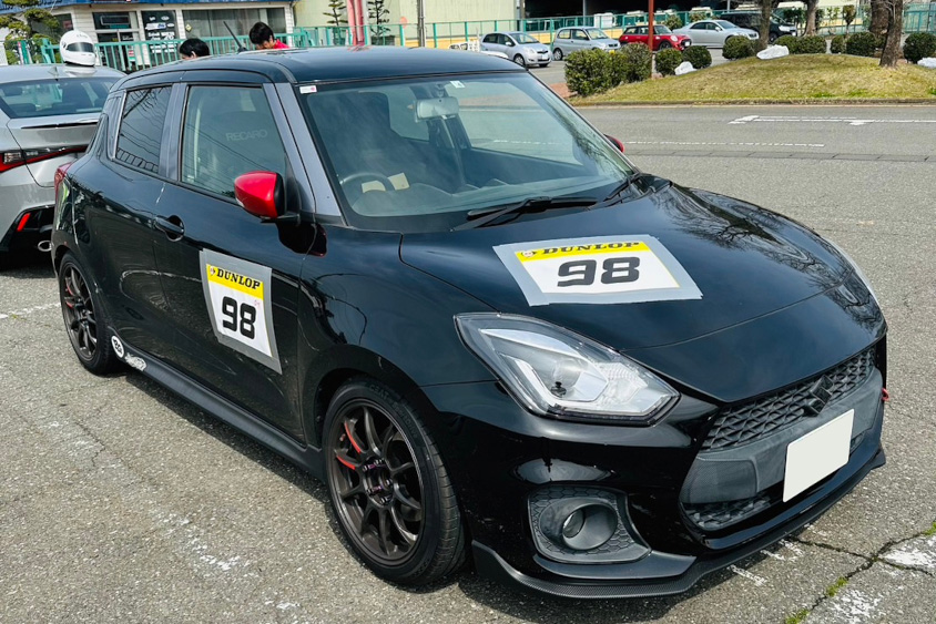 サーキットでゼッケンをつけたスズキ・スイフトスポーツ
