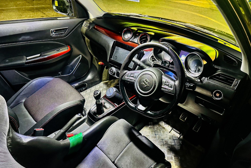 スズキ・スイフトスポーツの運転席
