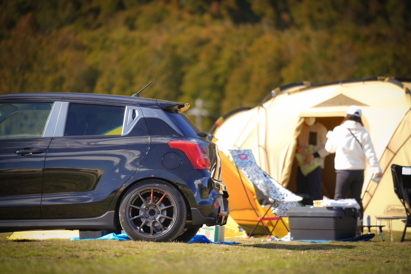 スズキ・スイフトスポーツで行くキャンプの様子