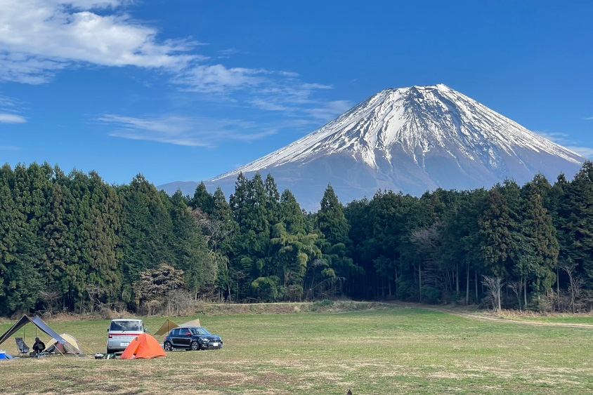 スズキ・スイフトスポーツと富士山の麓のキャンプ場