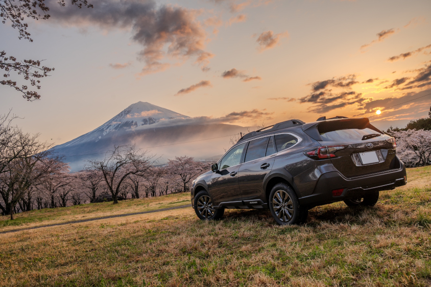 スバル・レガシィアウトバックと富士山