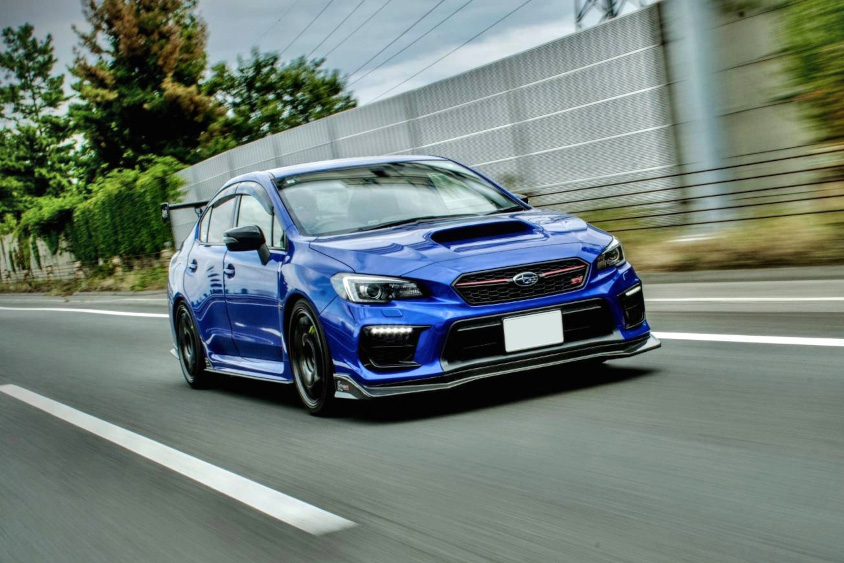 走行するスバル・WRX STI（VAB F型）