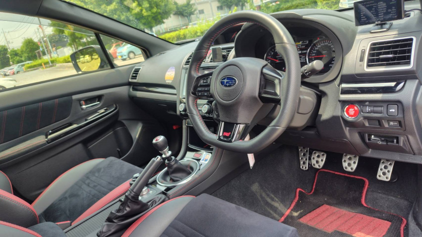 スバル・WRX STI（VAB F型）の運転席